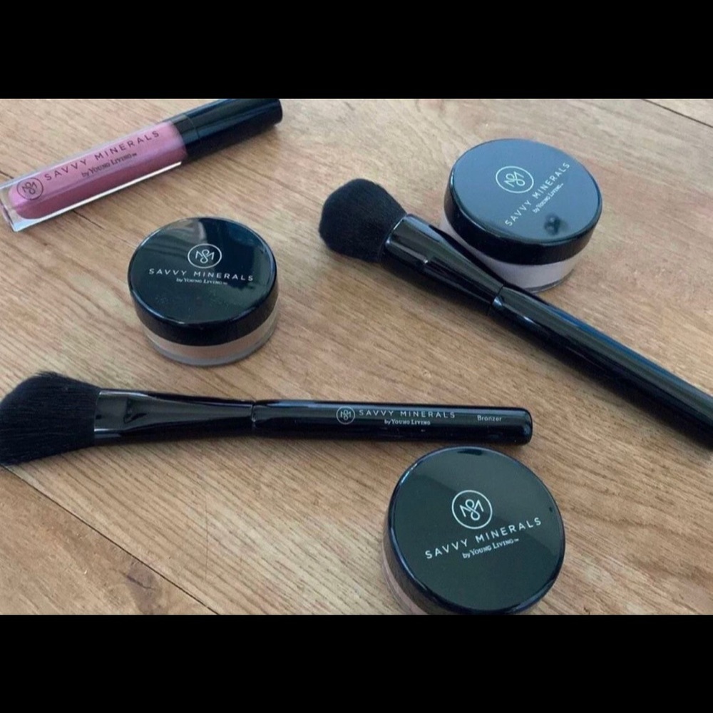 Young Living Bundle❤️ NEW Bronzer w/Brush, Blush, Foundation Brush, 💋Gloss